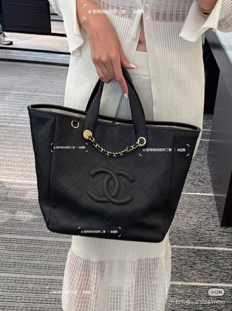 Chanel Diamond-Quilted Chain Tote — model