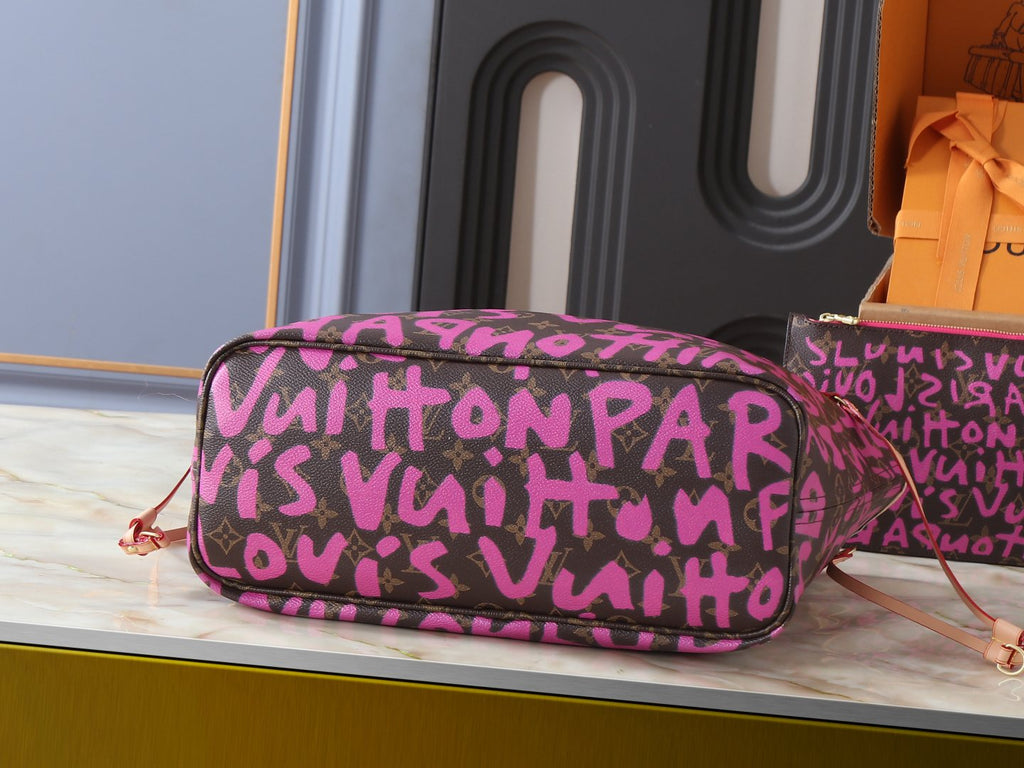 Louis Vuitton Neverfull Monogram Tote — detail