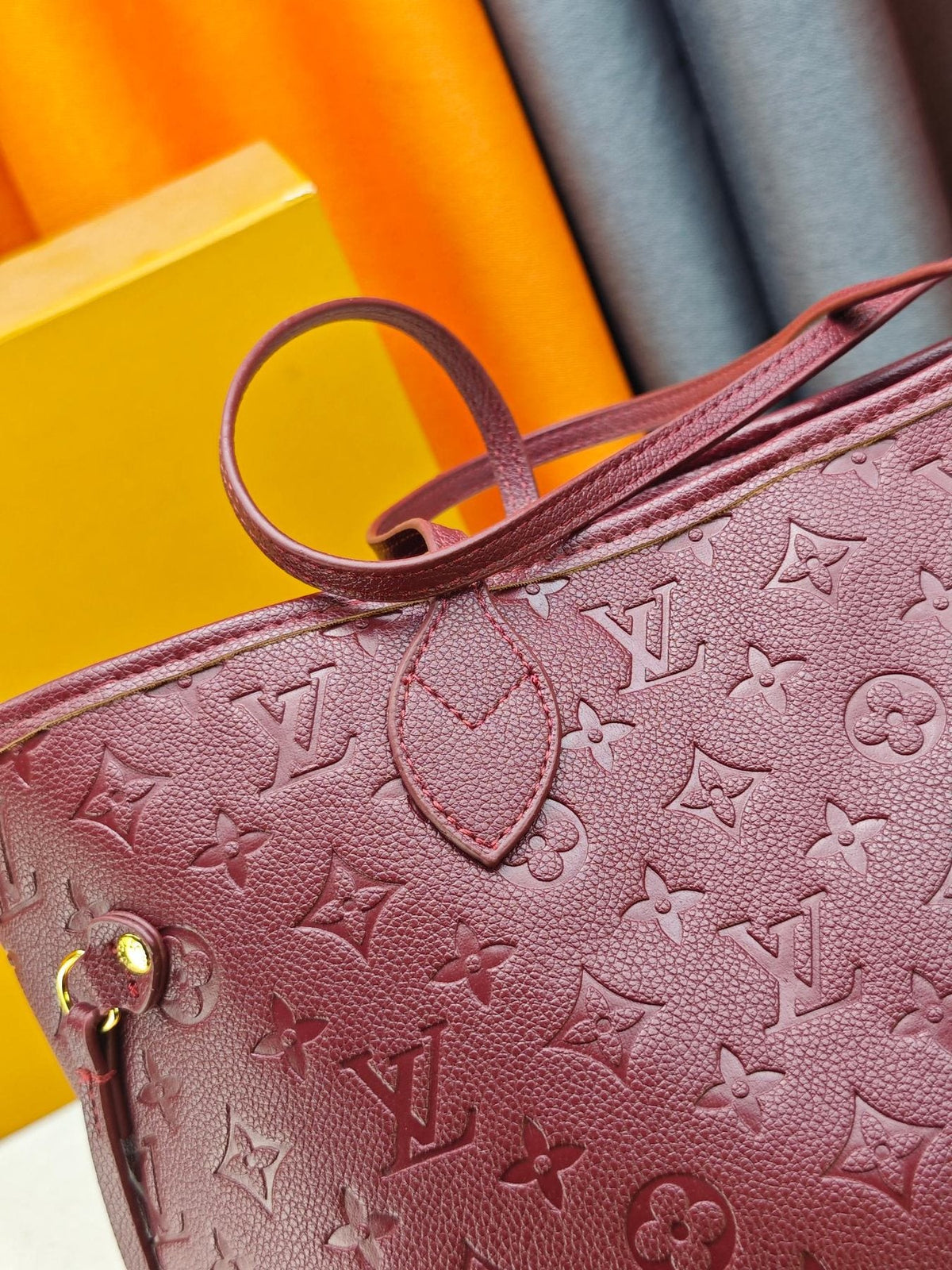 Louis Vuitton Neverfull Monogram Tote Bag — detail