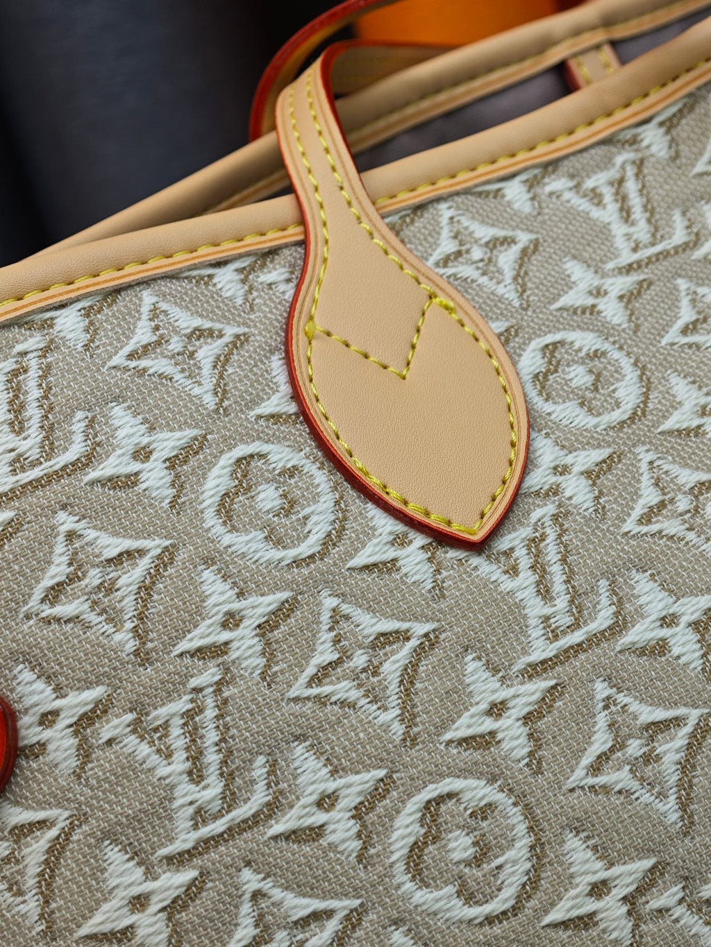 Louis Vuitton Neverfull Monogram Tote Bag — detail