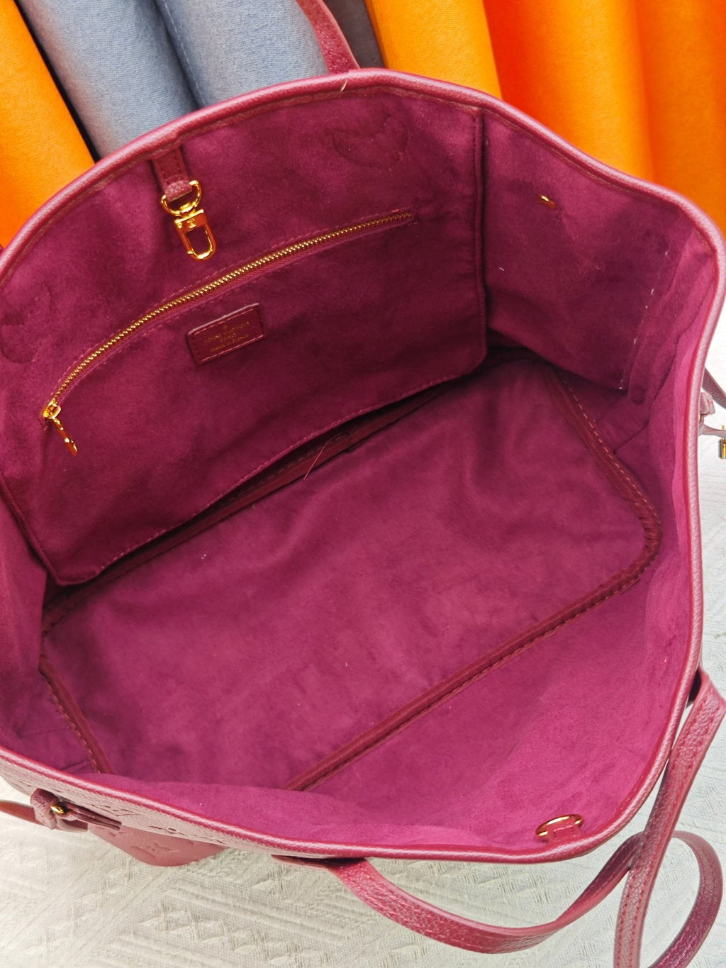 Louis Vuitton Neverfull Monogram Tote Bag — detail