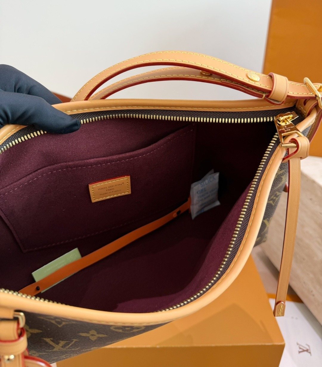 Louis Vuitton Carryall Horizontal Monogram Shoulder Bag — detail