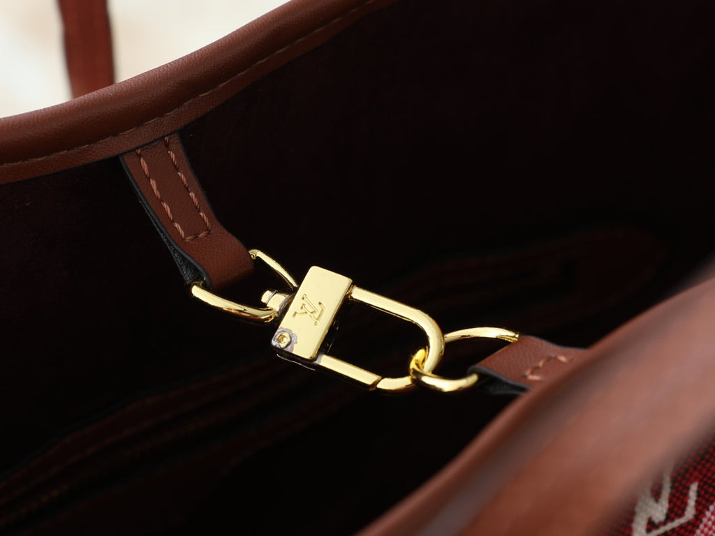 Louis Vuitton Neverfull Monogram Tote with Zip Pouch — detail