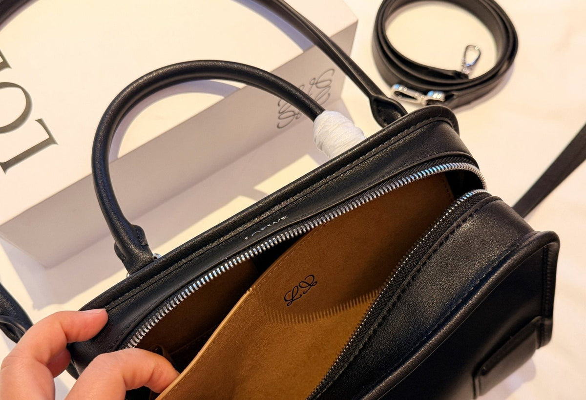 Loewe Amazona180 Zip-Top Handle Bag — detail