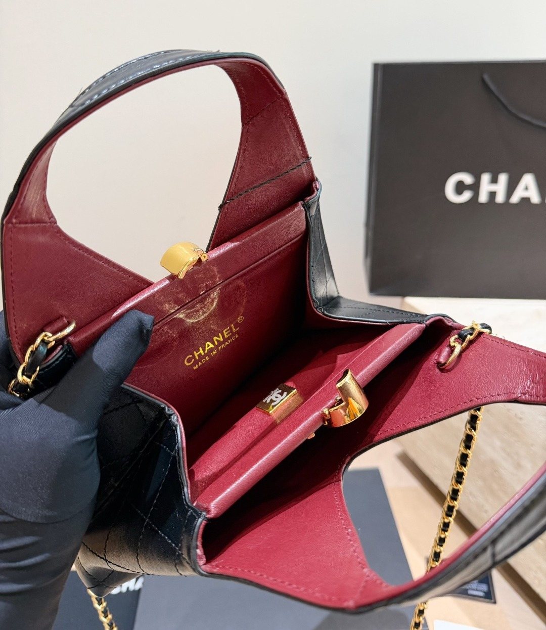 Chanel Diamond-Quilted Integrated-Handle Hobo Bag — detail