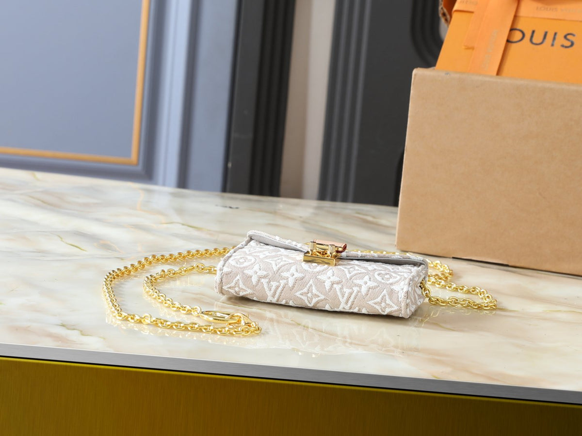 Louis Vuitton Pouch Metis Monogram Chain-Strap Pouch — detail