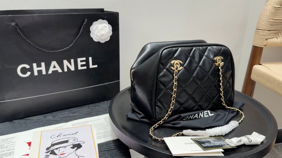 Chanel Diamond-Quilted Chain Shoulder Bag — hero