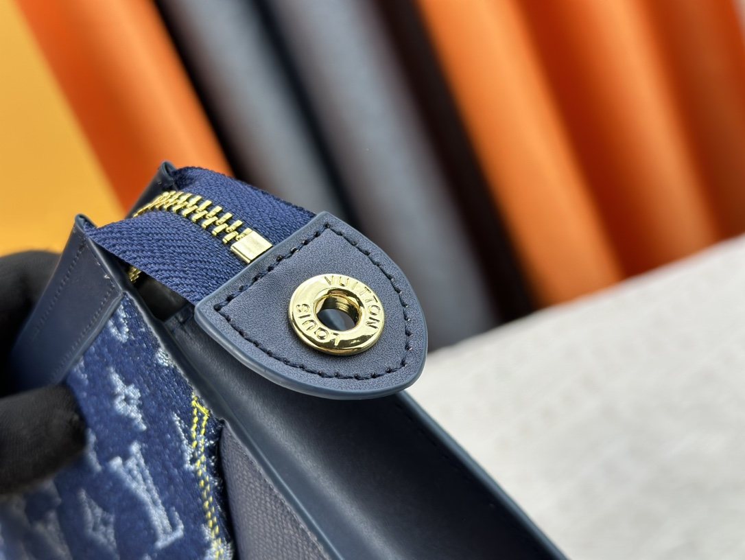 Louis Vuitton Pochette Voyage Monogram Heart Clutch — detail