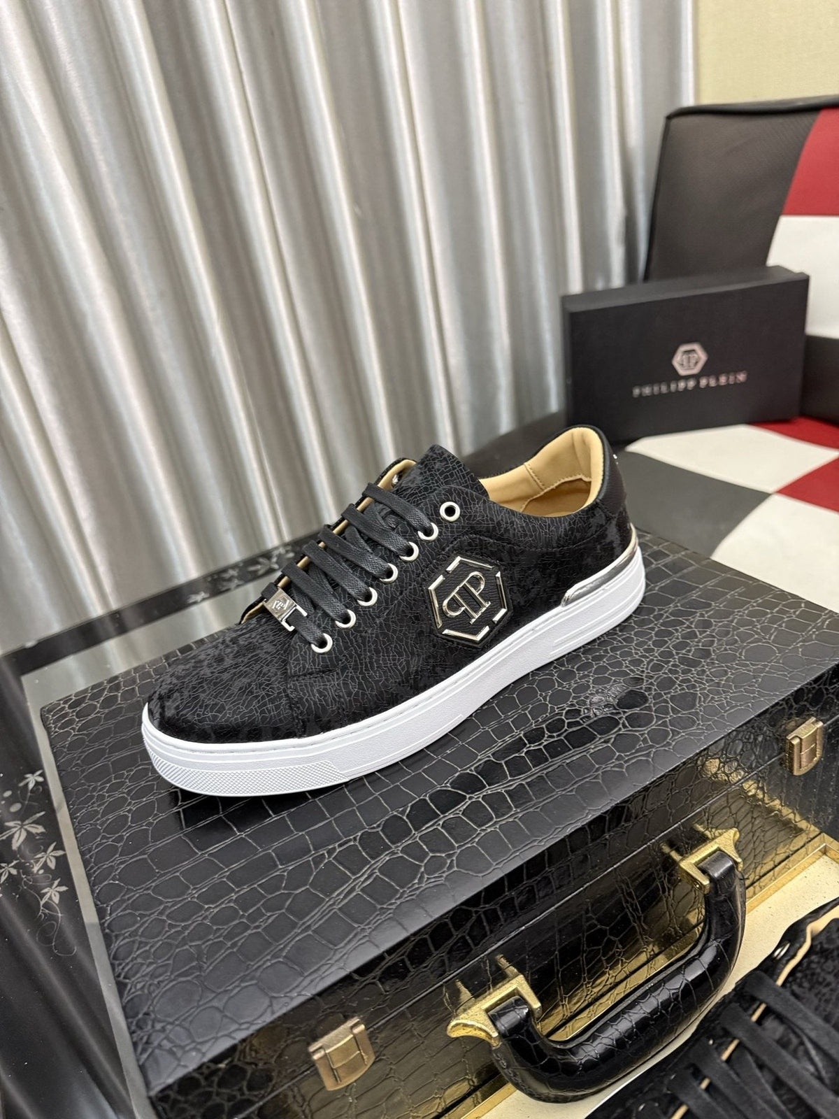 Philipp Plein Emblem Low-Top Sneakers — front