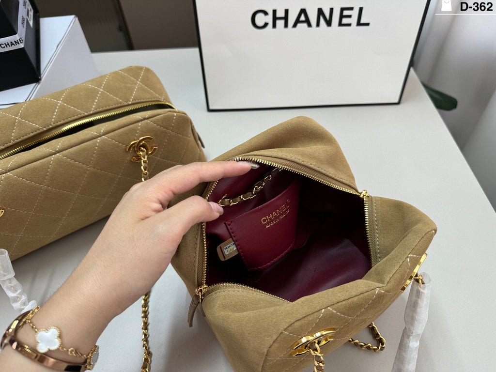 Chanel Diamond-Quilted Chain Baguette Shoulder Bag — front